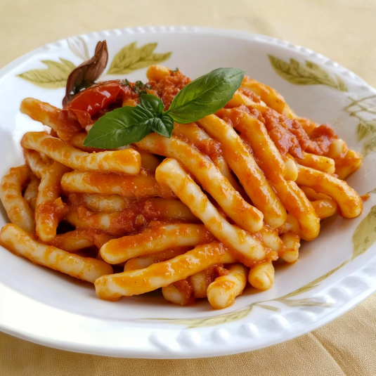 Piatti di pasta con verdure.