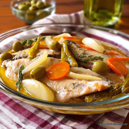 Piatti di pesce con verdure.