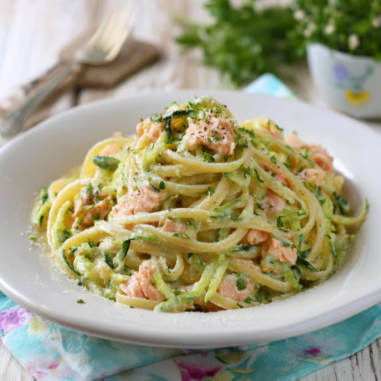 Pasta con pesce e verdure.