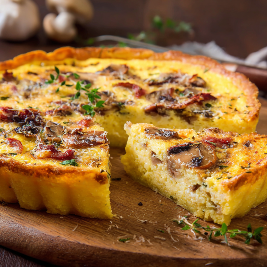 Una frittata con funghi e spinaci.