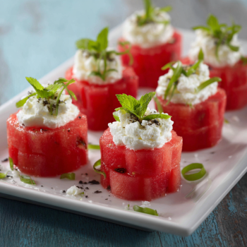 Piatti di pomodoro con crema e erbe.