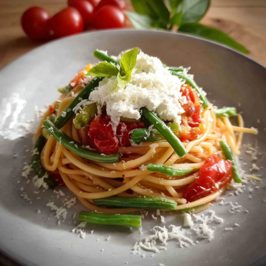 Pasta con verdure e formaggio.