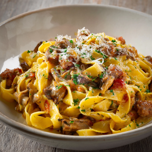 Penne con carne e formaggio.