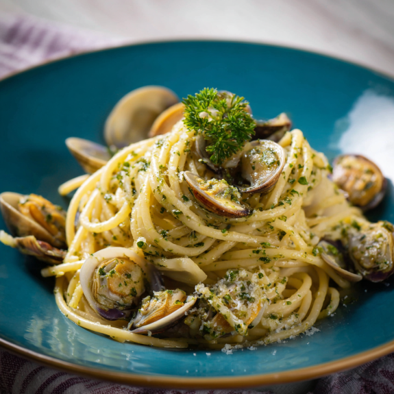 Penne con frullato di pesce e erbe.