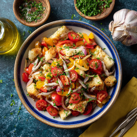 Una tavolata con un piatto di verdure e cibo.