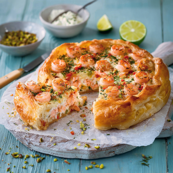 Una torta con crostini di gamberi e panna.