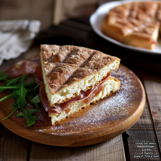 Una fetta di pizza con prosciutto e formaggio.
