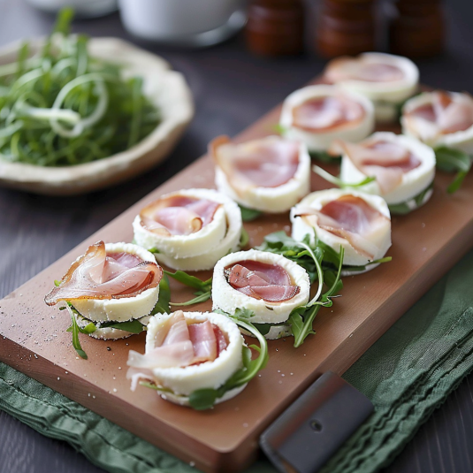 Piatti di prosciutto e verdura su un piatto di legno.