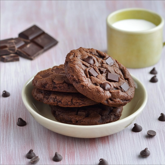 Un bicchiere di latte con cookie.