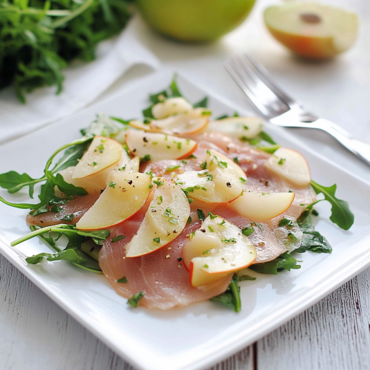 Una tavolata con un piatto di frullato di frutta e verdura.