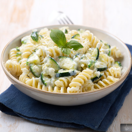 Una ciotola di pasta con verdure.