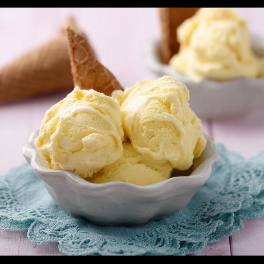 Due ciambelle di gelato in un piatto.