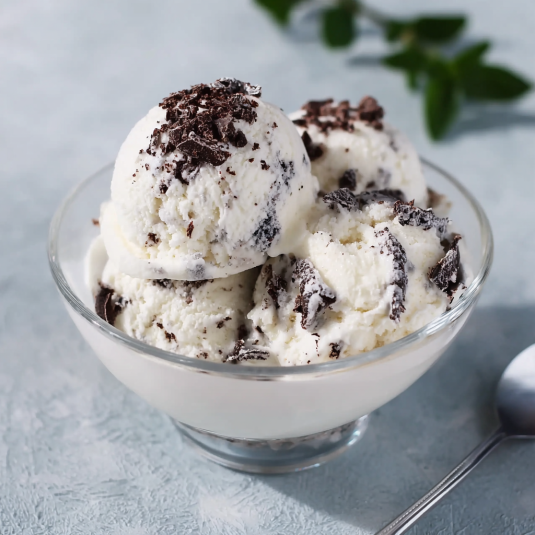 Il contenuto di una ciotola di gelato con frullati di cioccolato e frullati di cacao.