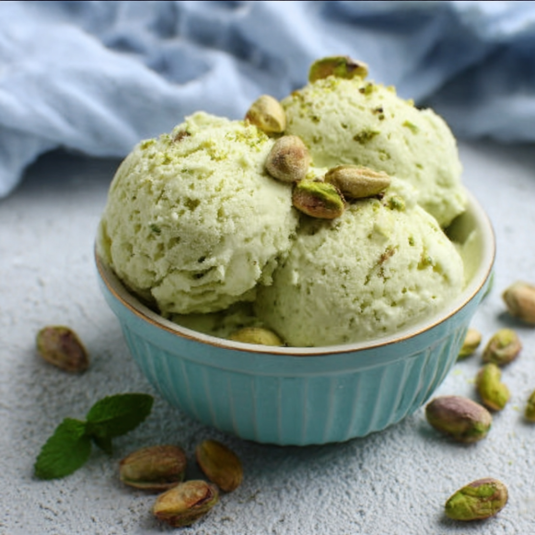 Una ciotola di gelato con semi di pistacchio e noci.