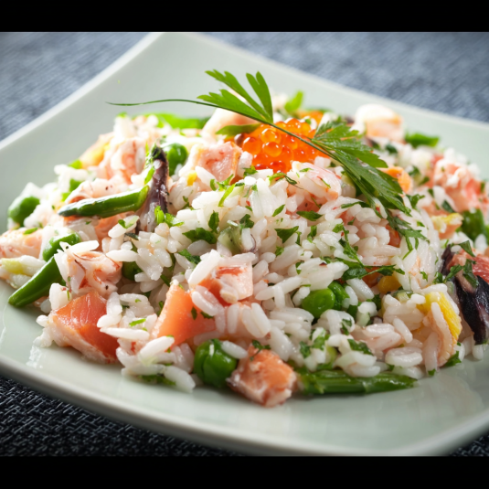 Riso con pesce e verdure.