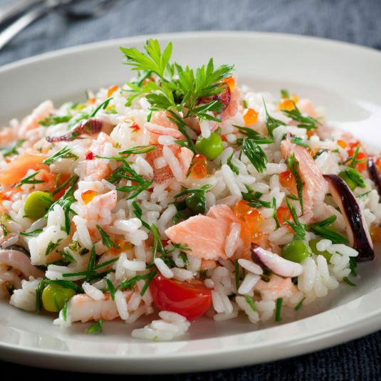 Riso con pesce e verdure.