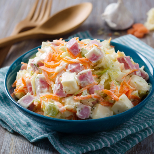 Una tazza di coleslaw con carote.