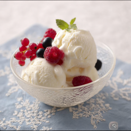 Una tazza con del ghiaccio e frutta.