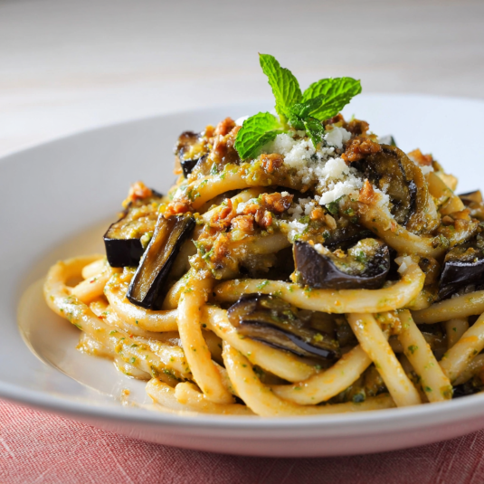 Piatti di spaghetti con verdure e formaggio.