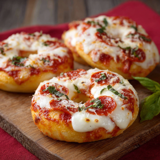 Due pizza al formaggio e pomodoro.