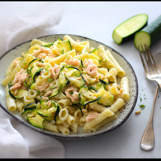Piatti di pasta con verdure.