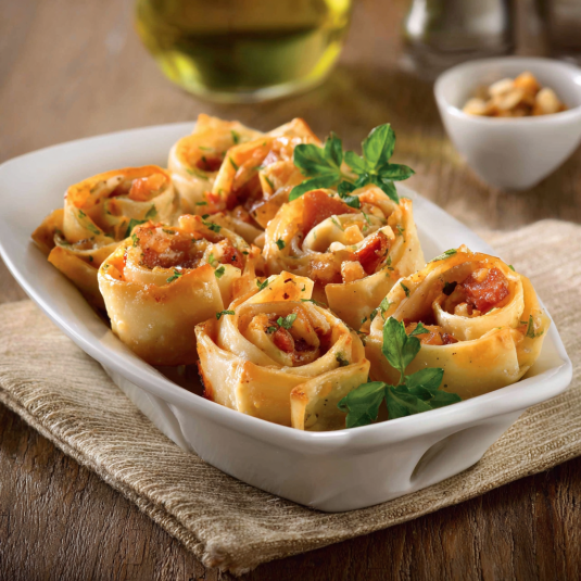 Piatti di pasta con verdure.