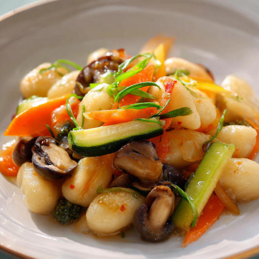 Piatti di verdura con pasta e mushroom.