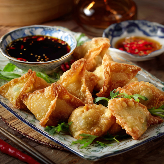 Piatti di frittelle con salsa nera.