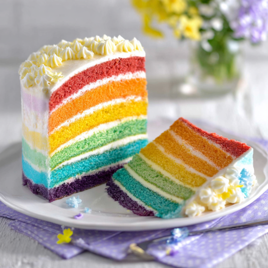 Una torta colorata con strati di diverse sfumature di gusto.