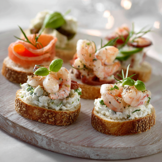 Piatti di frullato di pesce con crostini di pane.