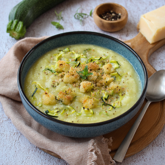 Una ciotola di zucca con cipolla e formaggio.