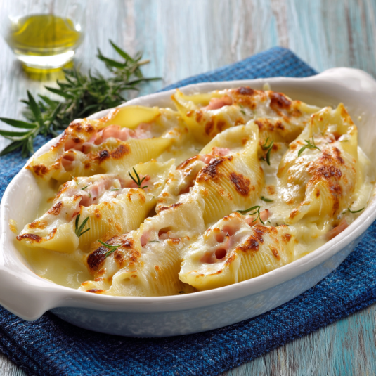 Piatti di pasta con formaggio e salmone.