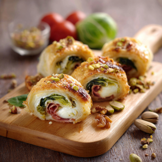 Crostini con verdure e formaggio.
