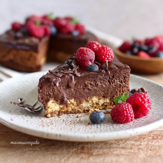 Una fetta di torta con frullati e frullati sulla tavola.