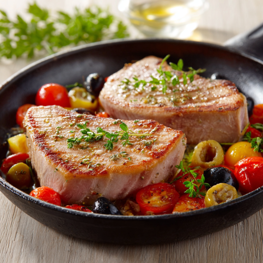 Piatti di carne in una pentola.