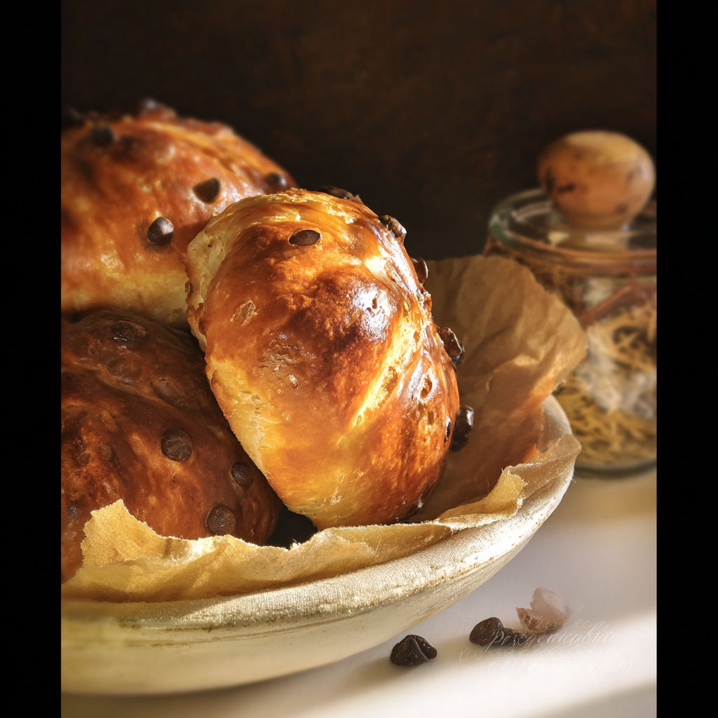 Un bouquet de pangoccioli est présenté dans un bol sur une table.