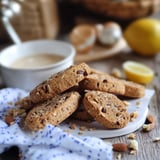 Un tavolo con un piatto di biscotti e una ciotola di crema.
