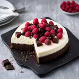 Un pezzo di torta con frutta e cioccolato.