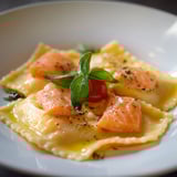 Piatti di pasta con salmone e verdure.
