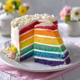 Un cake a colori con strati di diverse sfumature.