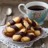 Piatti con cioccolato e crema.