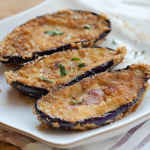 Più di una porzione di melone con erbe e spicchio di aglio.