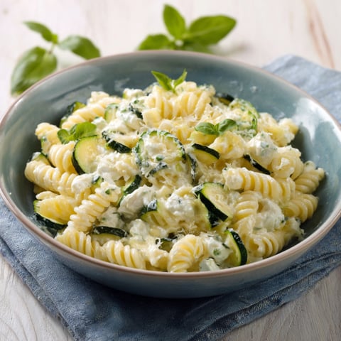 Una ciotola di pasta con verdure.