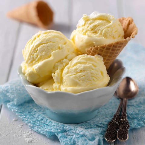 Un bicchiere di gelato con spolverini.