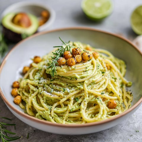 Una ciotola di spaghetti con verdure e noci.
