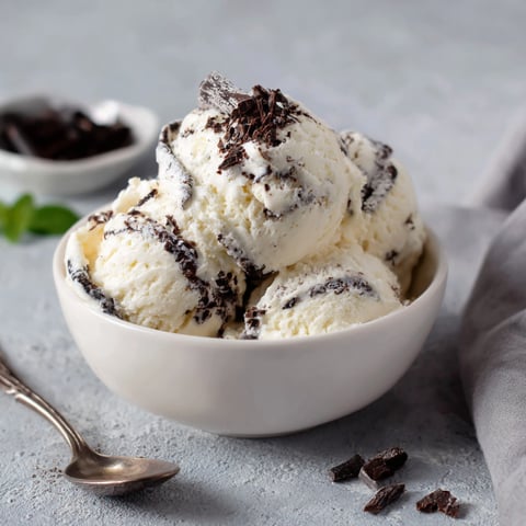 Un bicchiere di gelato con cioccolato e nocciole.