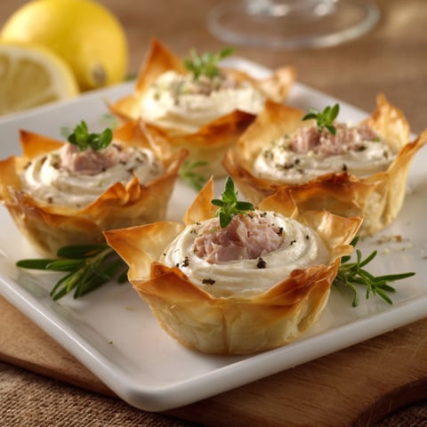 Piatti di crema con erbe fresche.