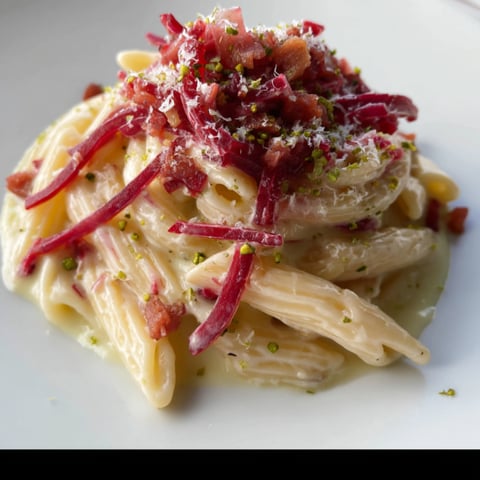 Penne con salmone e verdure.