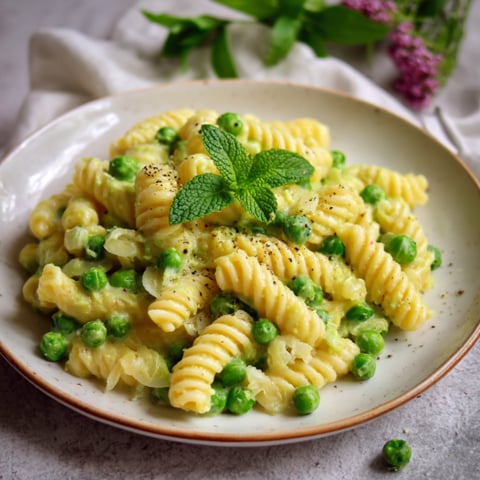 Piatti di pasta con peperoni e pistacchi.
