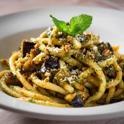 Pasta con verdure e noce.